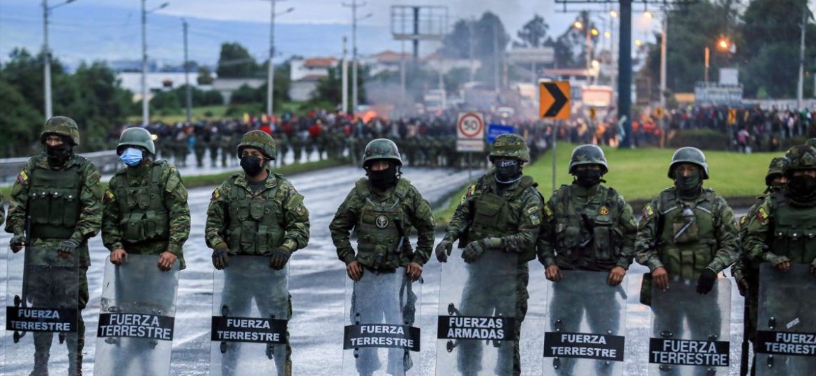 EuropaPress_4530698_19_june_2022_ecuador_quito_members_of_the_armed_forces_block_the_access_to-1200x796