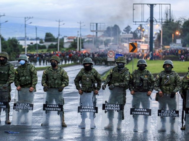 EuropaPress_4530698_19_june_2022_ecuador_quito_members_of_the_armed_forces_block_the_access_to-1200x796